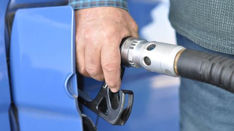 Un conductor reposta en una gasolinera.Un conductor reposta en una gasolinera