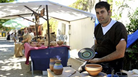 Exhibición. Con el torno de pie, Gonzalo da forma y decora cualquier tipo de pieza que los asistentes puedan pedirle.