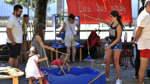Juegos artesanales. En la Praza Vella un espacio da cobijo a niños de todas las edades que por un día abandonan los juegos electrónicos y se adentran en el mundo de la diversión artesanal.