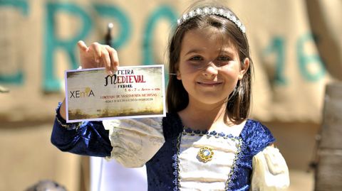 Inés, una de las ganadoras. En el Recuncho do Retrato, Inés, de 8 años, enseña contenta el premio que ha ganado en el sorteo que premia a los mejores vestidos de época. El domingo se repetirá de nuevo a las 13 horas.