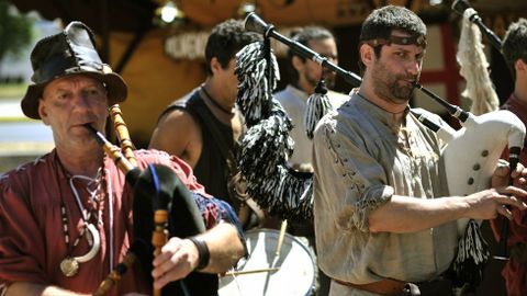 Los músicos y las actuaciones alegran los puestos