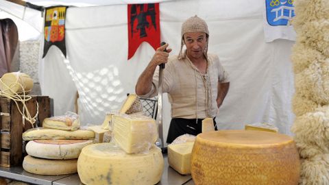 Quesos de todas las nacionalidades. Uno de los puestos de comida que se pueden encontrar en la feria es el de Eric León, que vende quesos para todos los paladares y con especial cuidado en la elaboración.