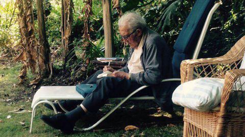 Gustavo Bueno en su jardn de Niembro en una foto tomada por su nieto.Gustavo Bueno en su jardn de Niembro en una foto tomada por su nieto