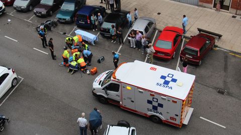 Personal sanitario atiende a dos heridos de un accidente de tráfico en Oviedo.Personal sanitario atiende a dos heridos de un accidente de tráfico en Oviedo 