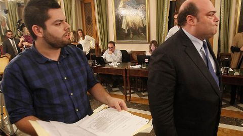 Rubén Rosón se dirige a Agustín Iglesias Caunedo, al término de un pleno de Oviedo.Rubén Rosón se dirige a Agustín Iglesias Caunedo, al término de un pleno de Oviedo