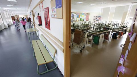 Alumnos en el pasillo, con una clase vacía a la derecha.Alumnos en el pasillo, con una clase vacía a la derecha