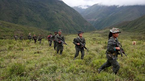 Miembros de las FARC patrullan en las montañas remotas de Colombia.