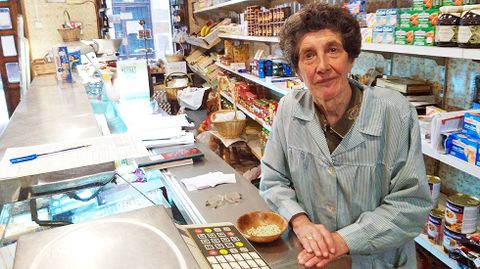 Fina Clemente, tras el mostrador de su tienda de la Calle Mon.