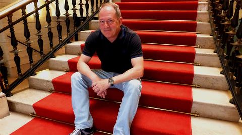 Aurelio Martn, en la escalinata del Ayuntamiento de Gijn