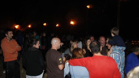Numerosos vecinos de Castelo y visitantes subieron al castro a las once de la noche para presenciar la quema