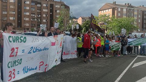 Padres de La Corredoria protestan contra los recortes educativos a la salida de un mtin de Pedro Snchez.