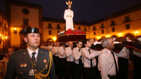 Un guardia civil de uniforme en una procesin en Oviedo