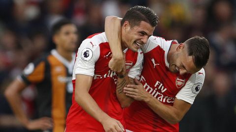 Xhaka celebra con Lucas el triunfo del Arsenal