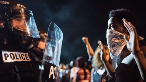 La policía reprimió con dureza las manifestaciones realizadas en Charlotte.