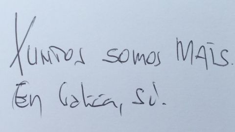 «Xuntos somos maís, En Galicia, sí» dejó escrito para los lectores Feijoo.