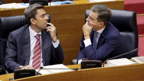 Anticorrupcin pide siete aos para el exvicepresidente de la Generalitat, Vicente Rambla (a la izquierda) y el secretario general del PP valenciano, Ricardo Costa, en la imagen en el Parlamento en el 2009.