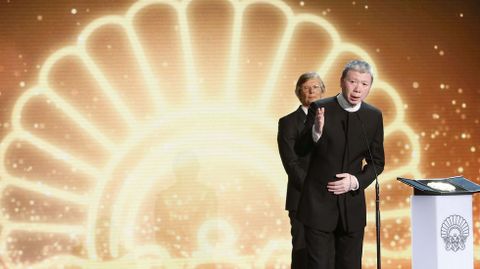 El realizador chino, Xiaigang Feng, tras recibir la Concha de Oro a la mejor película