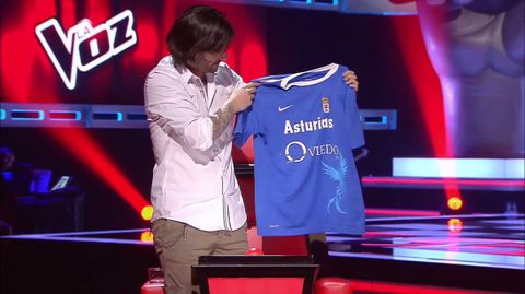 Melendi presume de oviedismo en La Voz.Melendi posando con la camiseta del Real Oviedo en La Voz