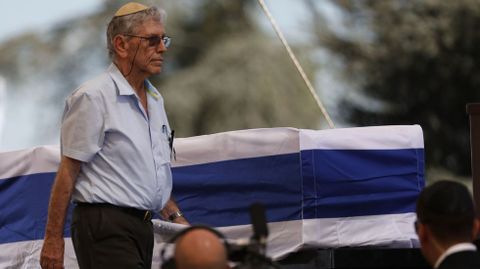 El escritor israelí Amos Oz, durante el funeral de Simon Peres