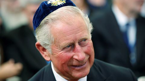 El príncipe Carlos de Inglaterra, tocado con una kipá, durante al funeral de estado