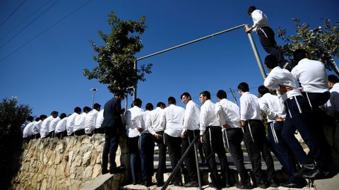 Jóvenes ultraortodoxos judíos siguen el acto en memoria de Peres