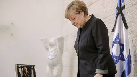 Angela Merkel firma el libro de condolencias