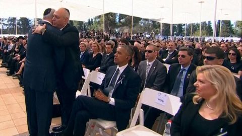 Netanyahu abraza a Chemi Peres, el hijo del expresidente israelí