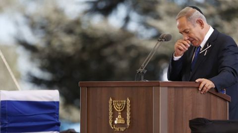 Netanyahu se emociona en un momento del homenaje a Simon Peres