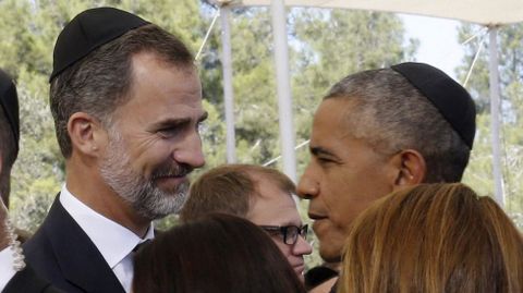 El rey Felipe conversa con Obama en un momento de la ceremonia
