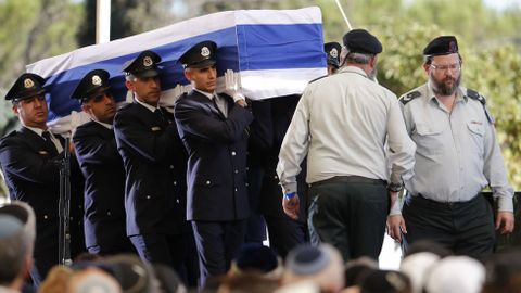 La guardia de honor israelí transporta el féretro de Simon Peres