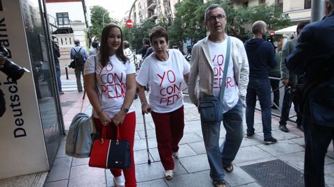 Una familia de la comarca de Ferrol se desplaza a Madrid para mostrar su apoyo a Pedro Snchez