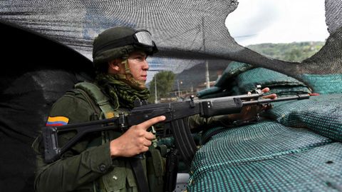 Un soldado hace guardia en un puesto avanzado en la regin de Cauca, en un rea de fuerte presencia de las FARC.