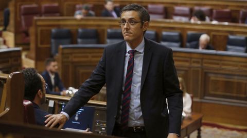Madina saluda al portavoz de su grupo, Antonio Hernando, quien ayer ocupó el escaño de Sánchez.