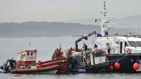 El «Obelix MF» (azul), entre un pesquero y la embarcación de seguridad del Servicio de Guardacostas
