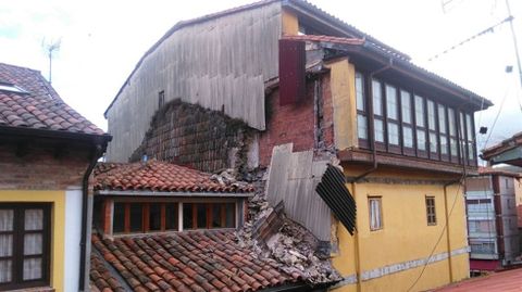 El edificio semiderrumbado en Llanes