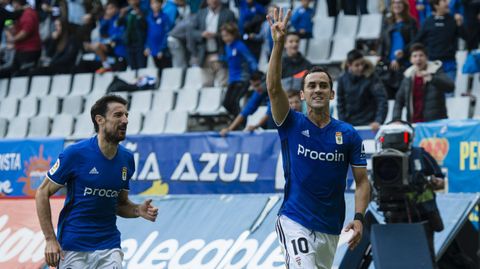 Toch y Linares celebran un gol frente al Rayo Vallecano