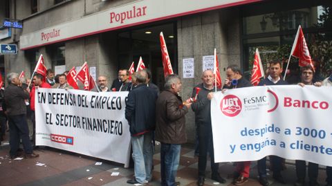 Trabajadores del Banco Popular se manifiestan ante la oficina central en Oviedo.