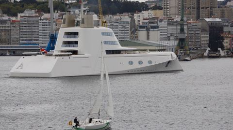Megayate A entrando al puerto de A Coruña
