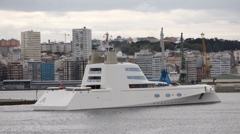 Megayate A entrando al puerto de A Coruña