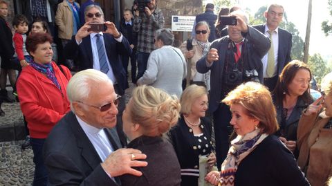 El padre Ángel saluda a los vecinos y amigos de Mieres que participaron en su homenaje.El padre Ángel saluda a los vecinos y amigos de Mieres que participaron en su homenaje