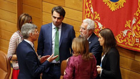 Un corrillo con los integrantes de la mesa