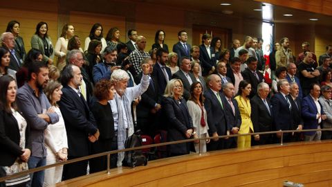 Público en la tribuna con numerosos políticos