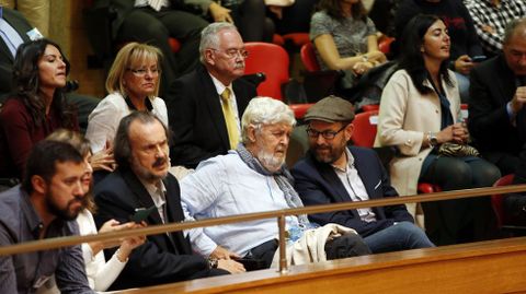 Un histórico, Xosé Manuel Beiras, con el alcalde de Santiago, Martiño Noriega, y varios diputados de En Marea en el Congreso