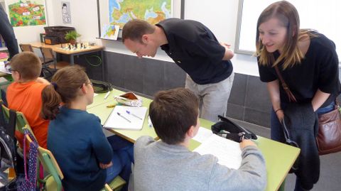 Os profesores visitantes do St. John?s intercambian impresións cos alumnos do CEIP Camiño Inglés, de Oroso