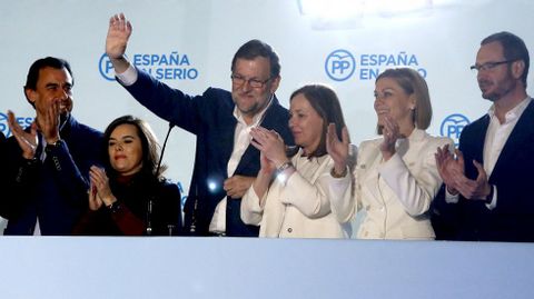 GANA EL PP. El Partido Popular gana las elecciones con 123 escaos, por delante del PSOE, con 90, Podemos y sus confluencias, 69, y Ciudadanos, 40. Ni la derecha ni la izquierda, sin contar a los nacionalistas, suman  la mayora absoluta