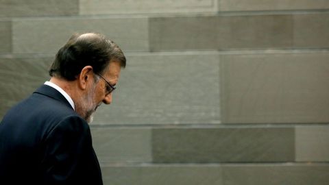 RAJOY DECLINA. Mariano Rajoy declina el ofrecimiento del rey para someterse a la investidura, con el argumento de que no cuenta por el momento con los apoyos suficientes para ganar la votacin en el Congreso