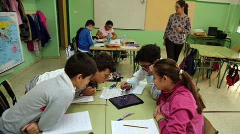Una clase tipo. Trabajo en grupo muy concentrado y colaborativo y el profesor como apoyo; es la estampa habitual. «Agora teño máis tempo para os alumnos con máis necesidade», dice Javier García.