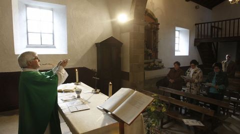 A las pequeñas parroquias acude dos veces al mes. Intenta que una sea un domingo. En la imagen, en Santa María de Vilamaior, donde dio misa para siete personas.