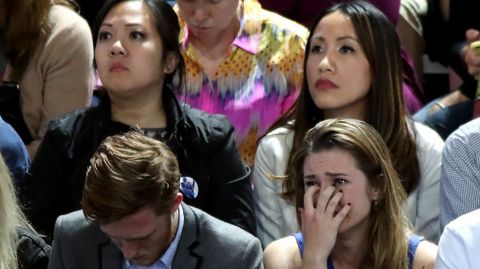 Los seguidores de Clinton lloran tras conocer los resultados. 