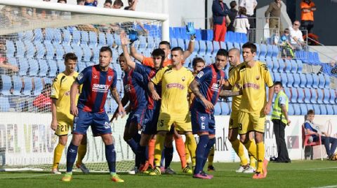Los jugadores del Huesca defienden un crner frente al Reus